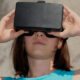 Imagem de uma mulher utilizando um óculos de realidade virtual